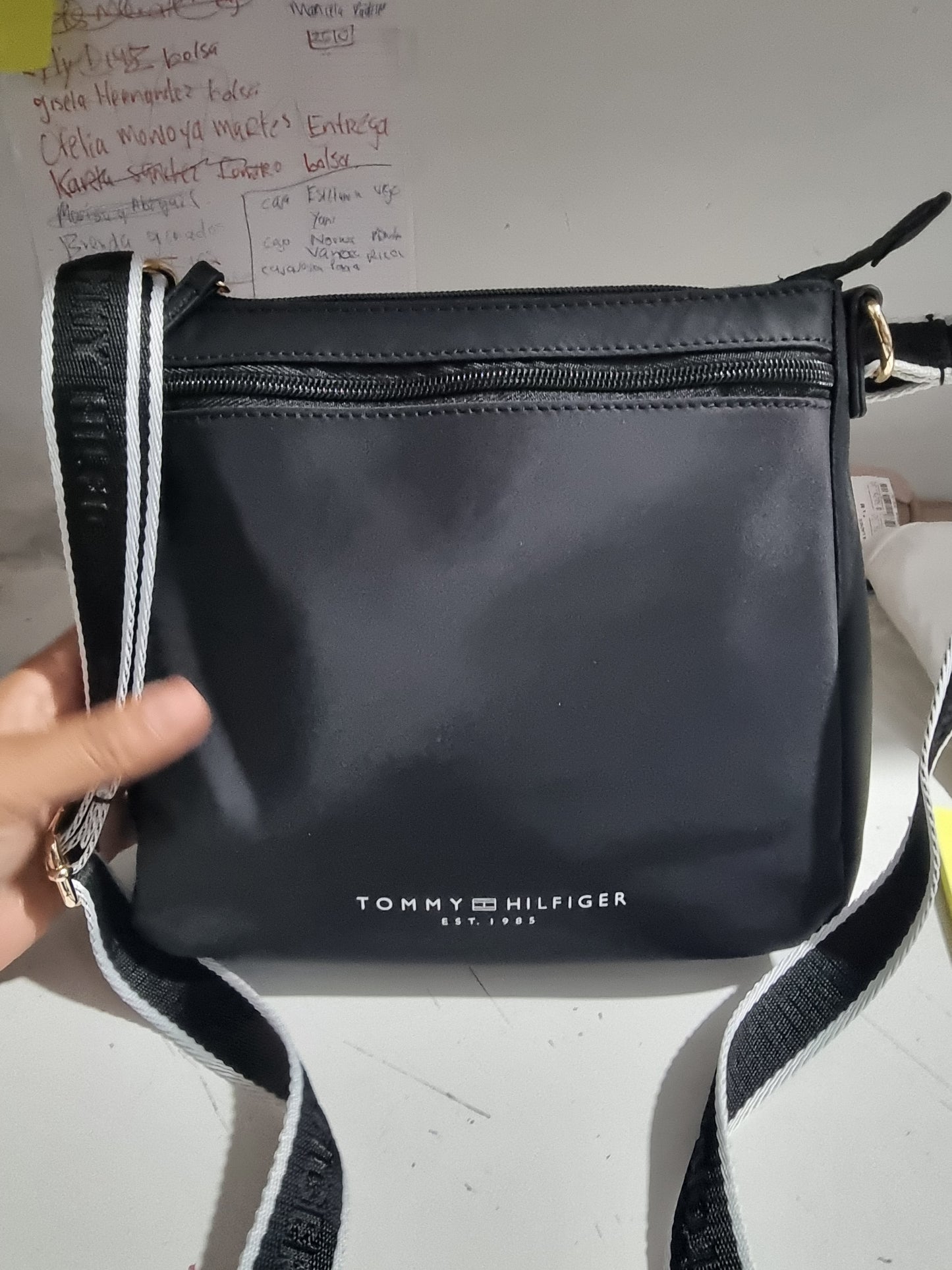 Crossbody Tommy Hilfiger negra