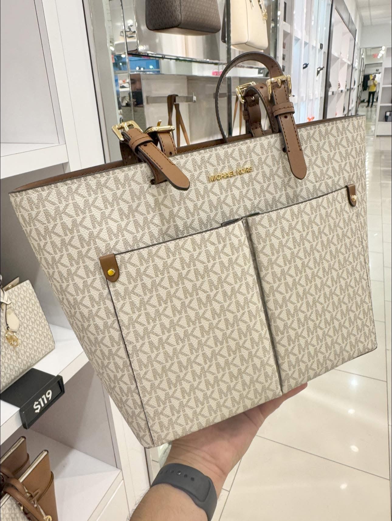 Tote Michael K crema/café con monogram, 2 compartimentos en frente y placa dorada