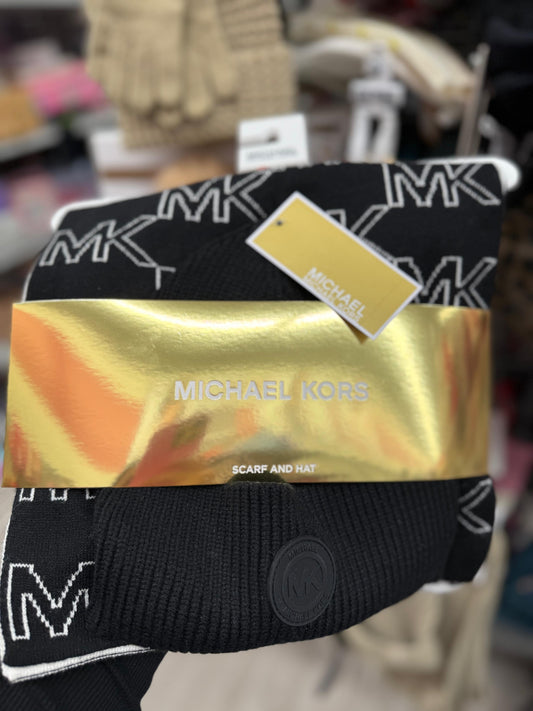 Set Gorro y Bufanda Michael k gorro liso con placa de goma y bufanda con monogram blanco
