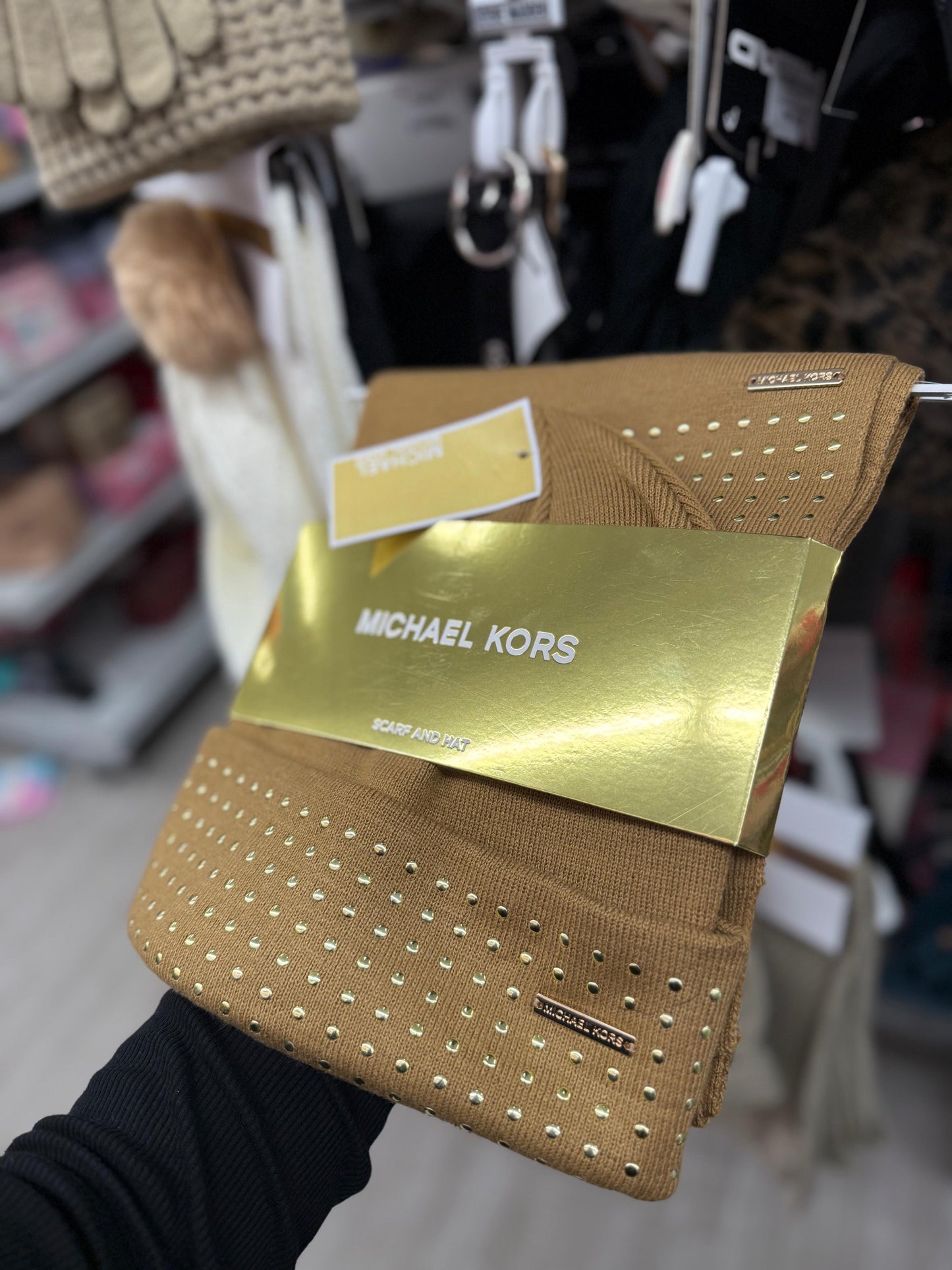 Set Gorro y Bufanda Michael k Camel bolitas y placa dorada