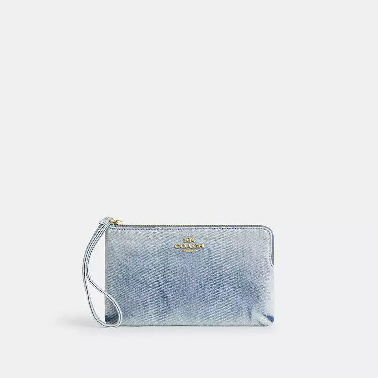 Muñequera Coach de mezclilla con placa dorada