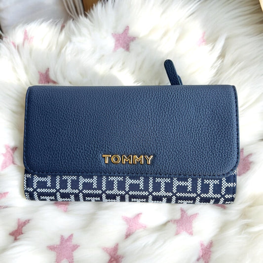 Cartera Tommy H azul marino con monogram blanco y placa dorada