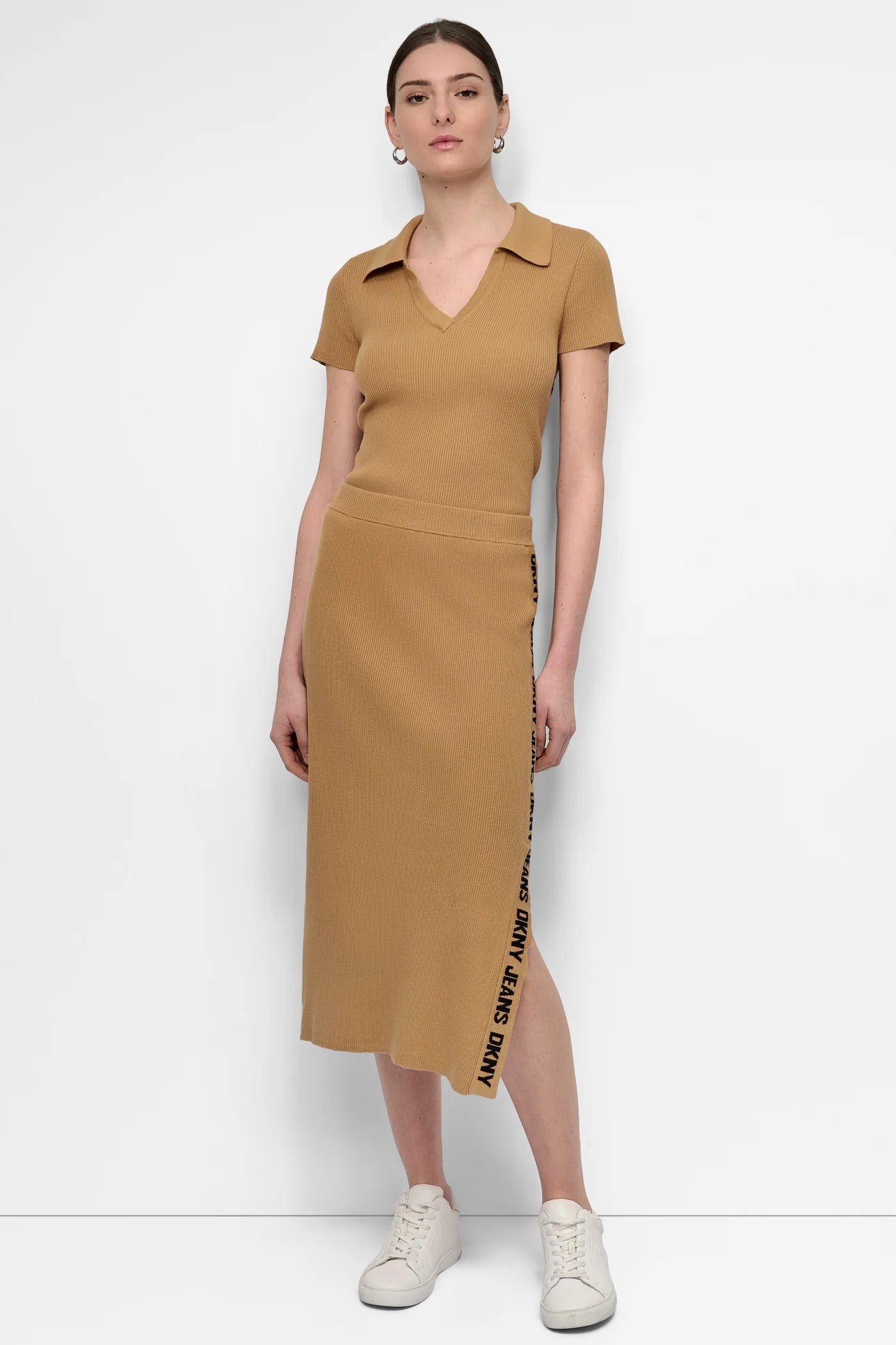 Falda DKNY camel con letras negras