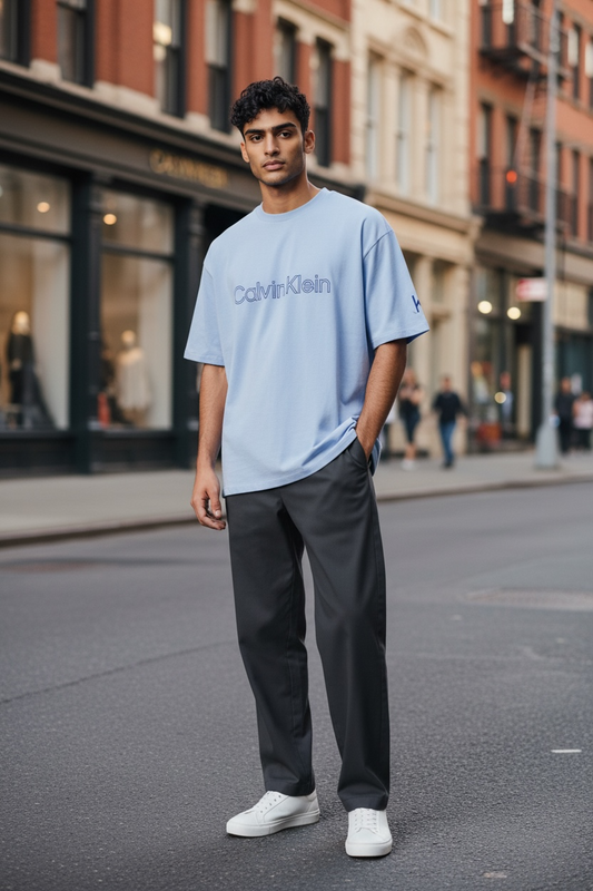 Playera Calvin K azul claro con letras azul para caballero
