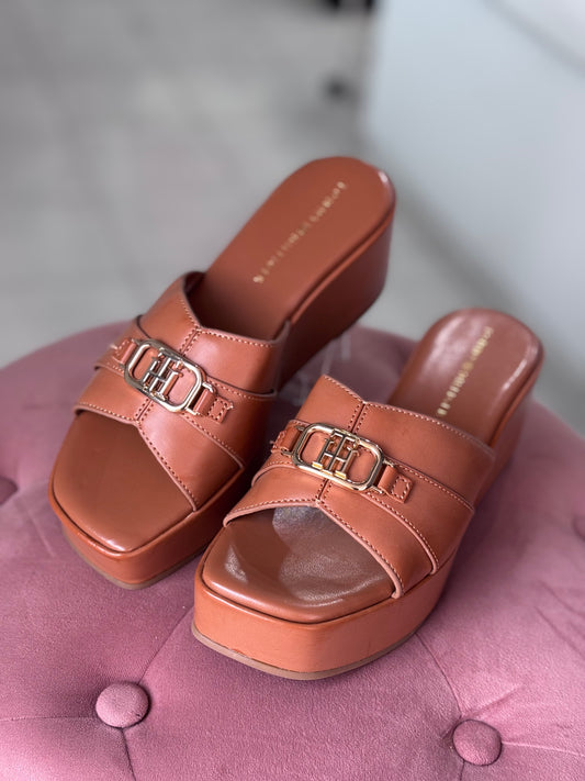 Sandalias Tommy H Camel con placa