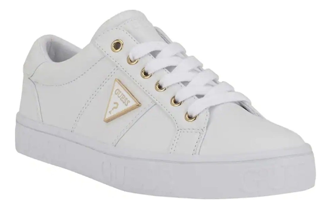Tenis Guess blancos con suela grabada, placa blanca con dorado