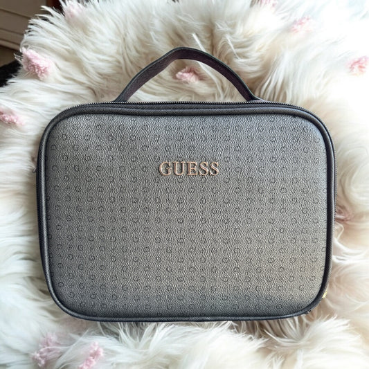 Cosmetiquera Guess gris con monogram negro y placa dorada