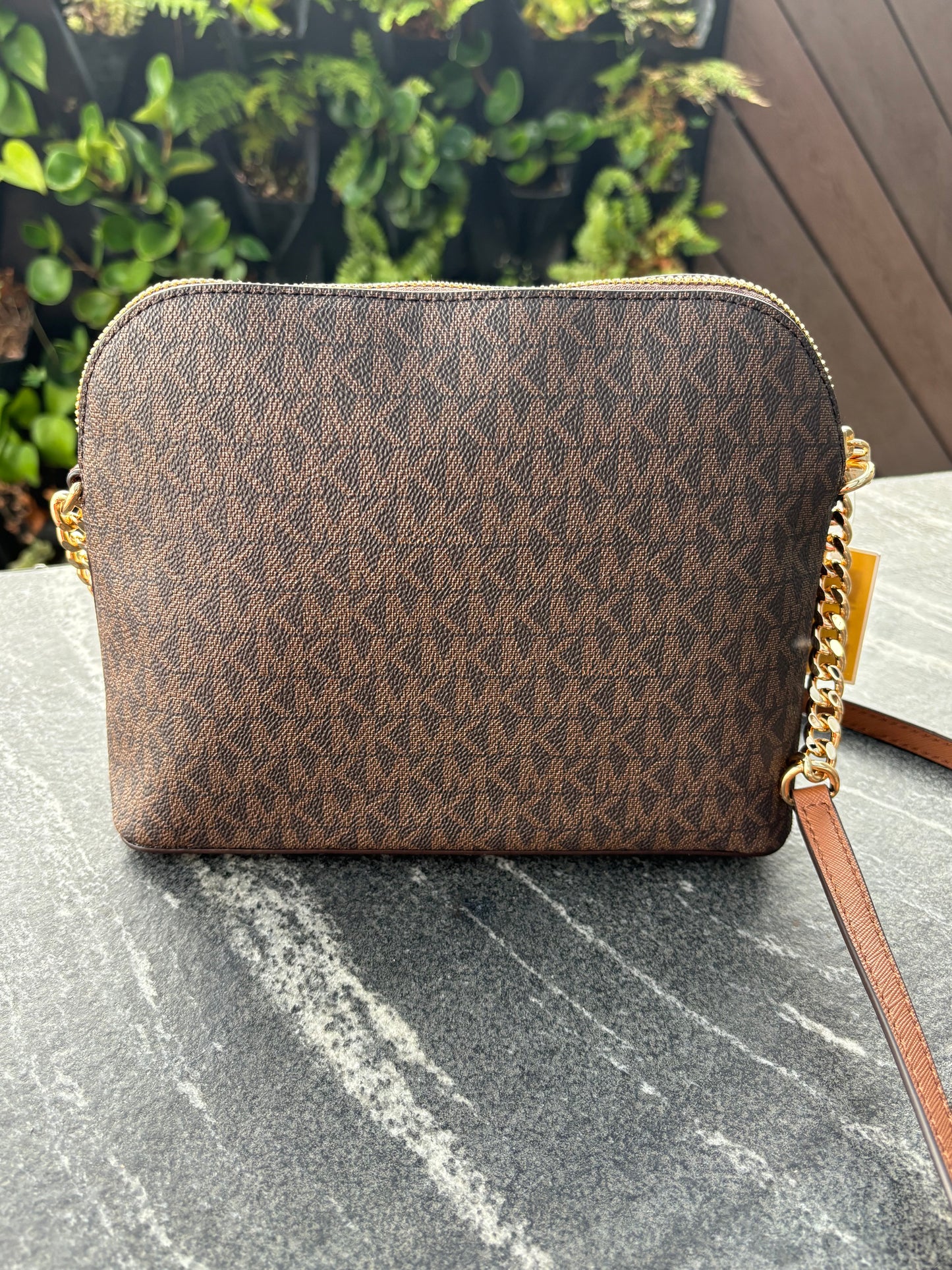 Crossbody Michael K café con monogram