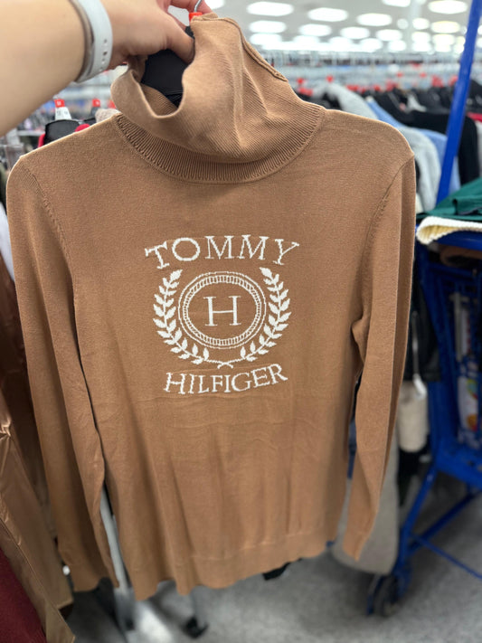 Suéter Tommy H camel cuello alto, botones en mangas, logo y letras en blanco