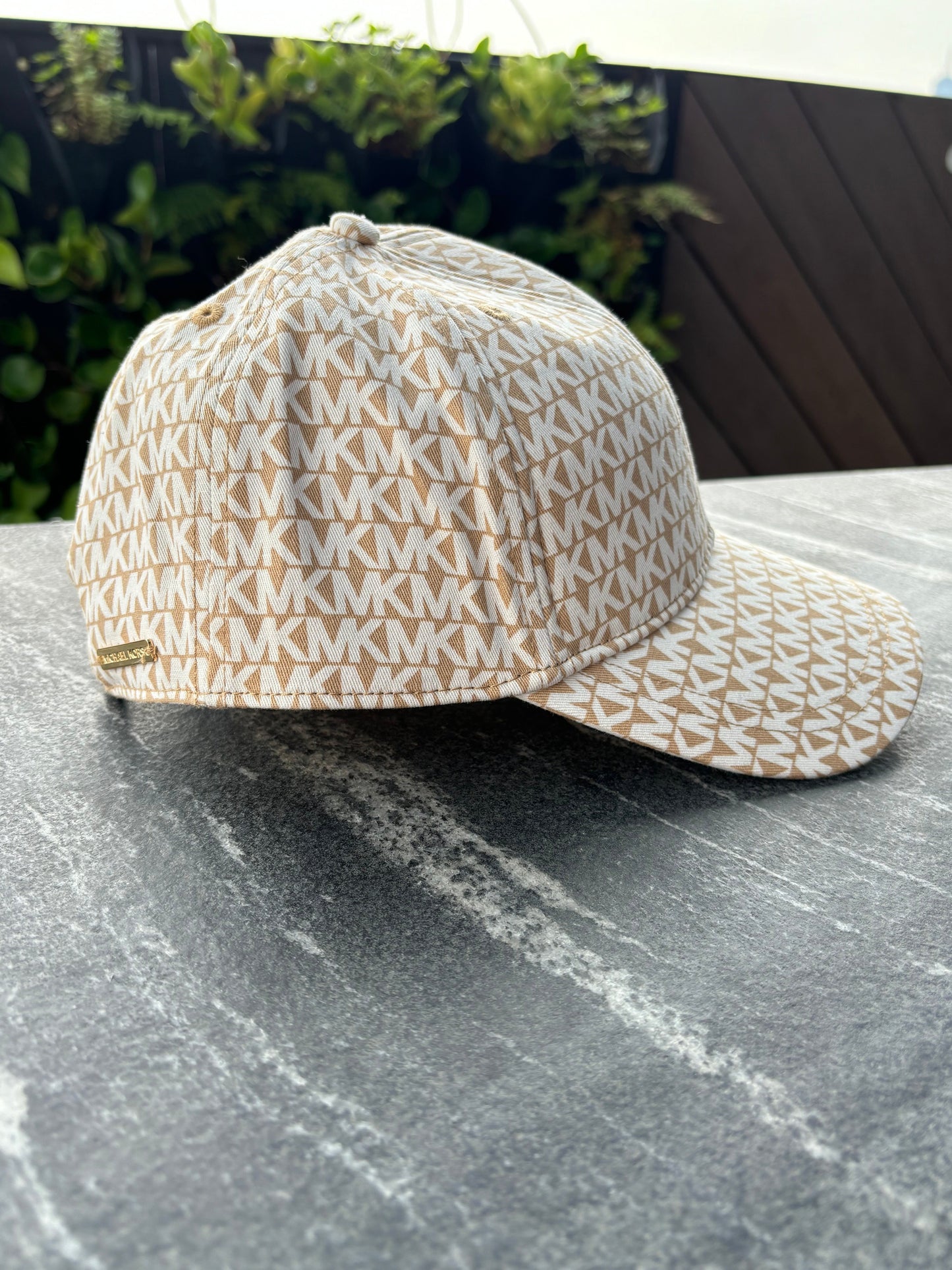 Gorra Michael k camel/blanco con monogram