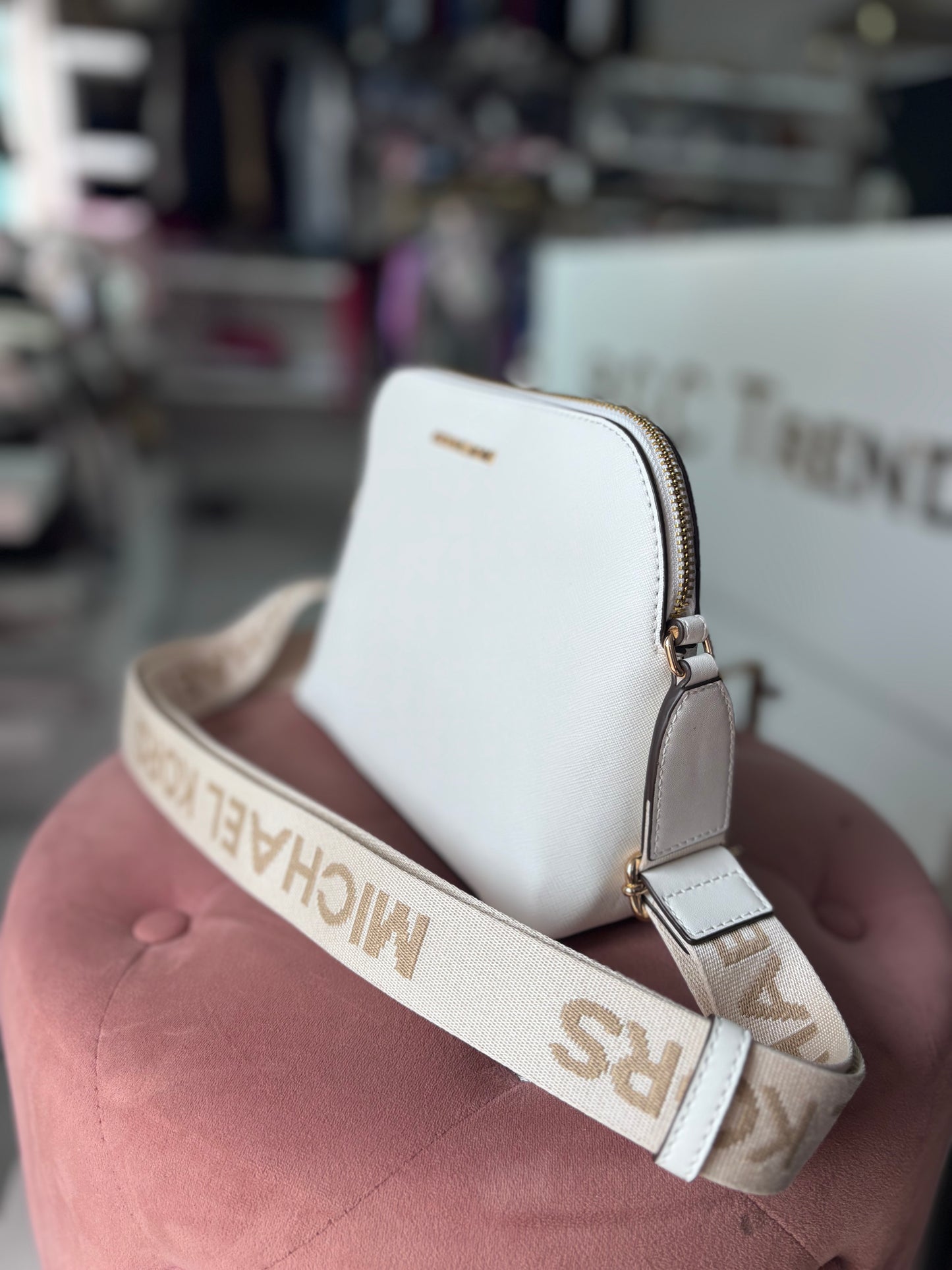 Crossbody Michael K blanca con placa dorada