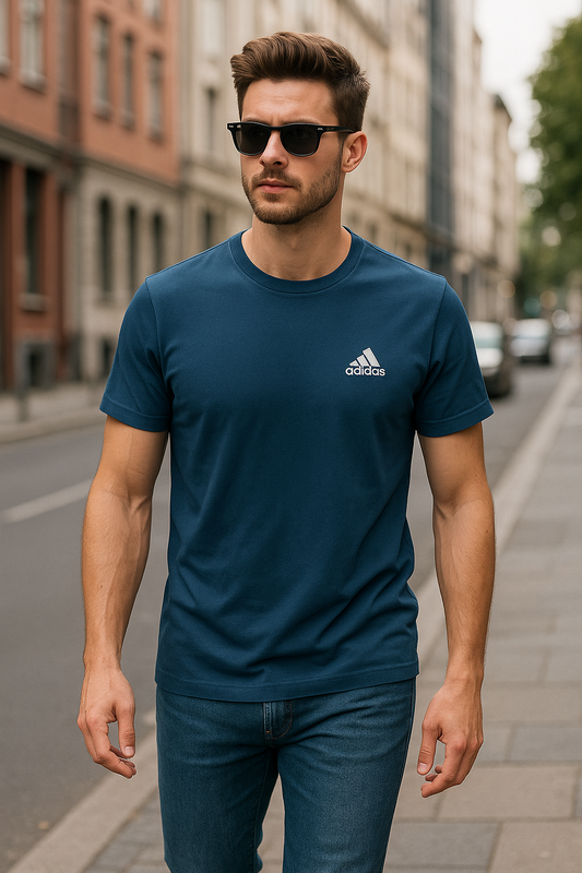 Playera Adidas azul, logo en estampado blanco para caballero