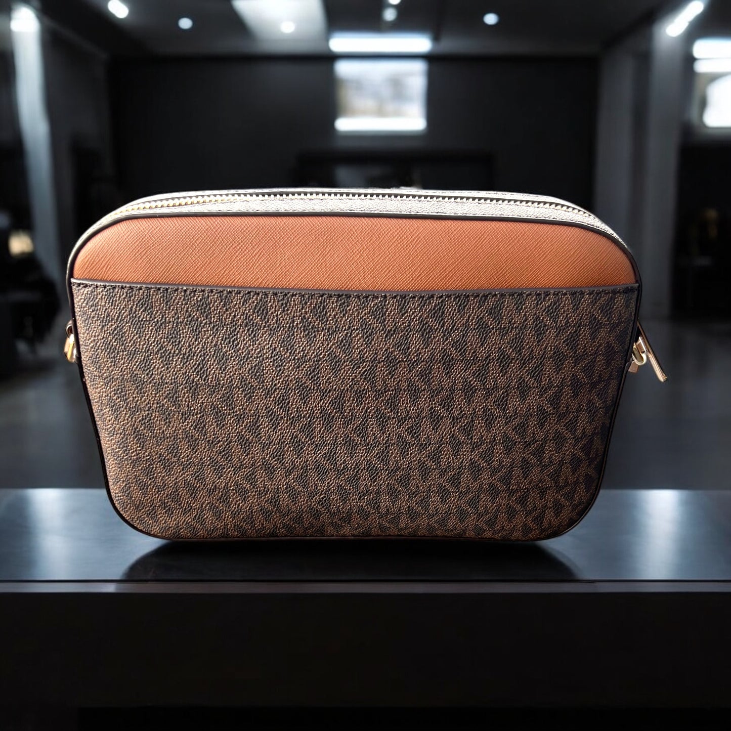 Crossbody Michael k café y dorado con Cadena