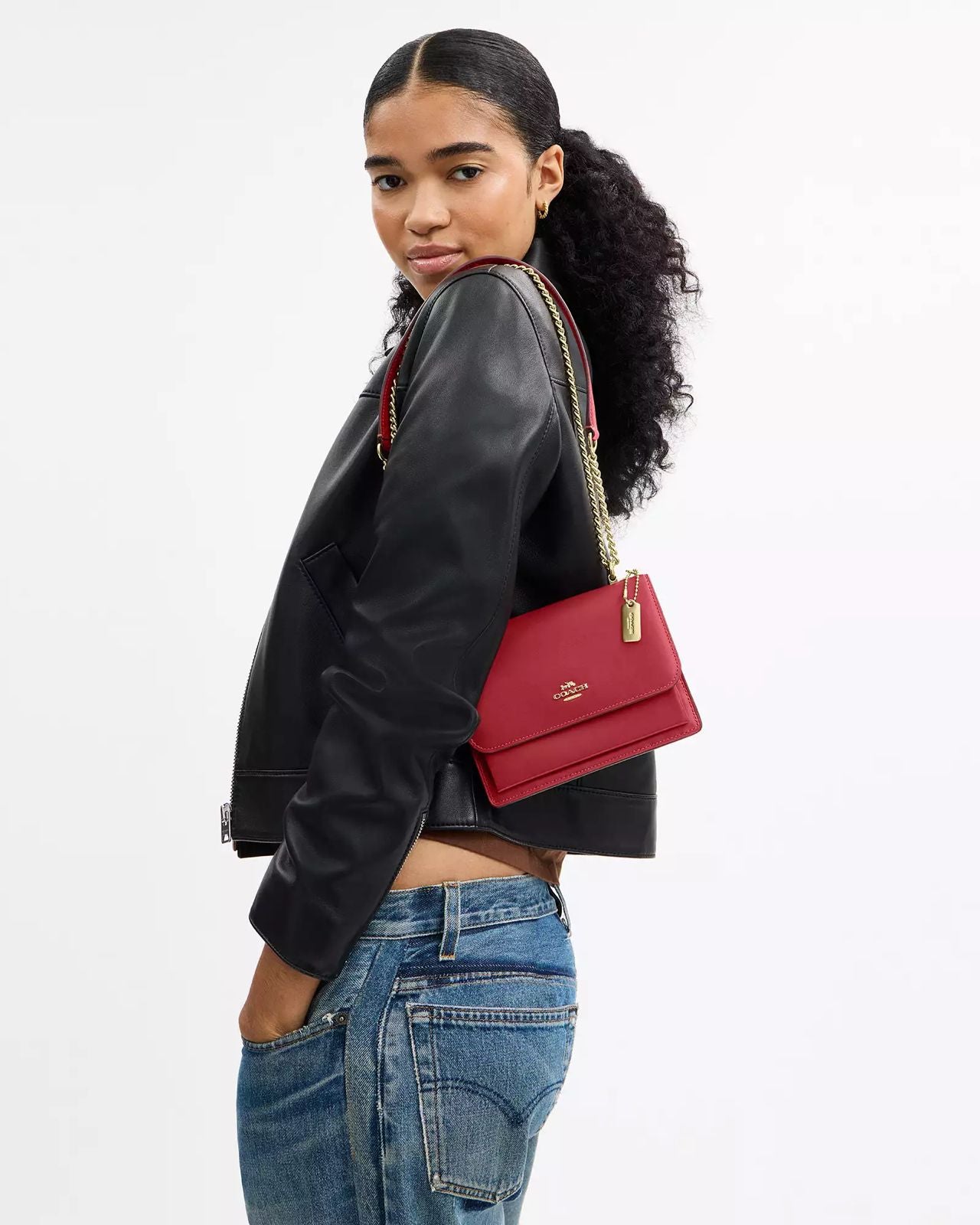 Crossbody Couch True roja, placa y strap de cadena dorada