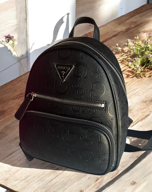 Backpack Guess negra con placa en color negro