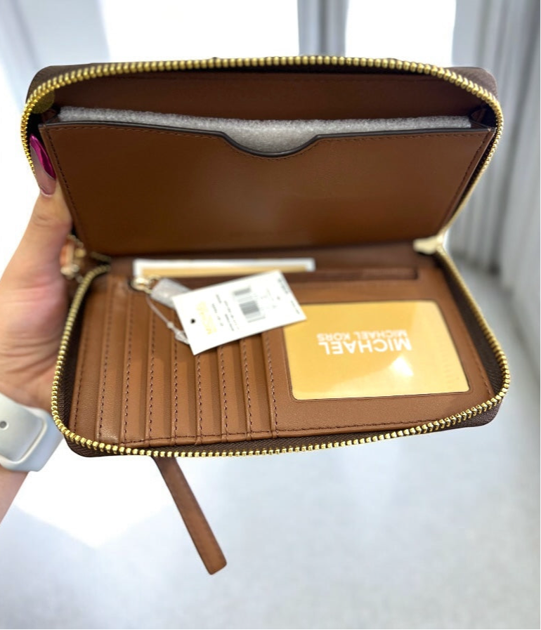 Cartera Michael k chocolate con monogram y strap