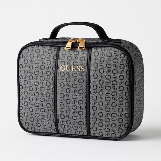 Cosmetiquera Guess gris con monogram negro y placa dorada