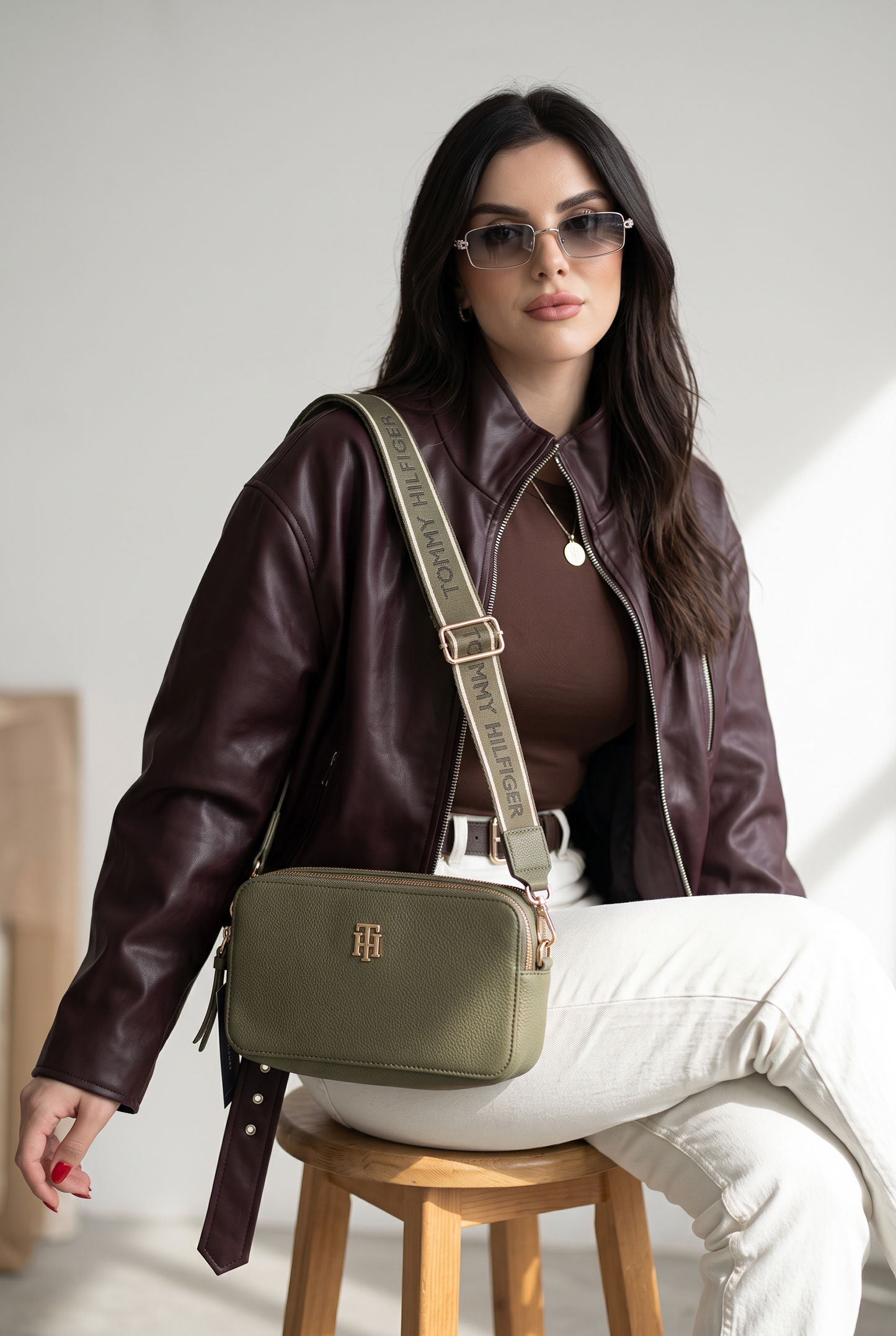 Crossbody Tommy H verde Olivo strap grabado