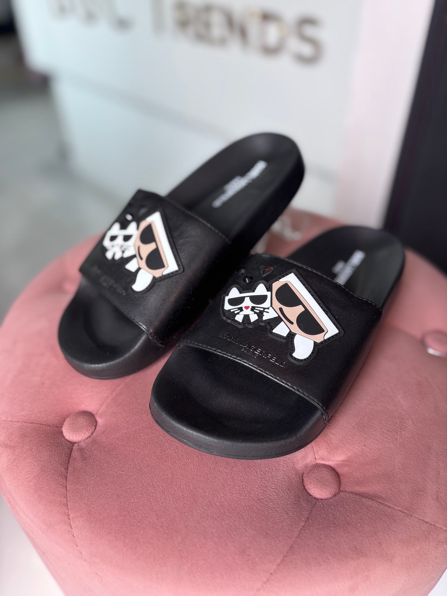 Sandalias Karl L negra con logo de goma