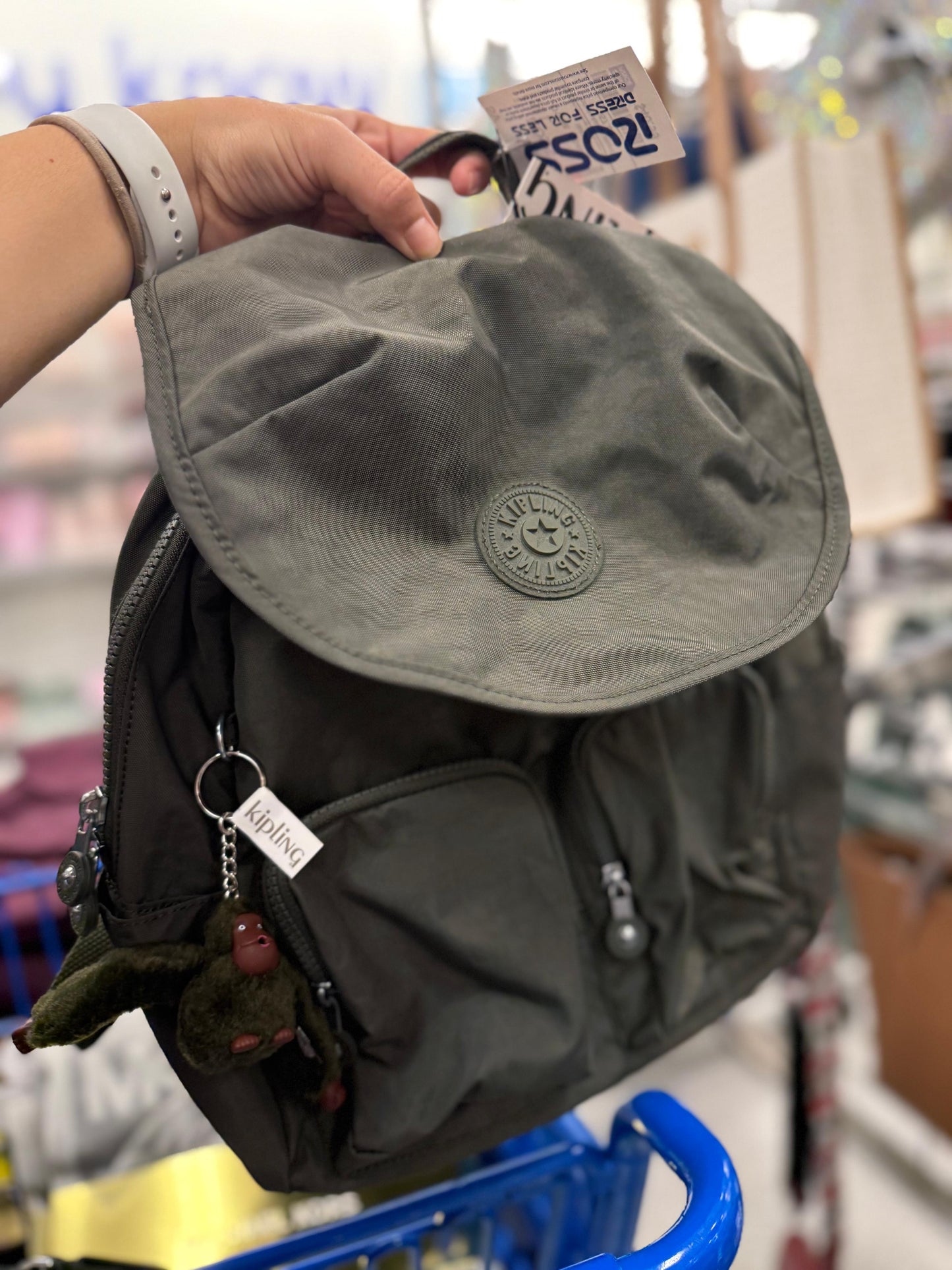 Backpack Kipling verde olivo con changuito y placa de goma