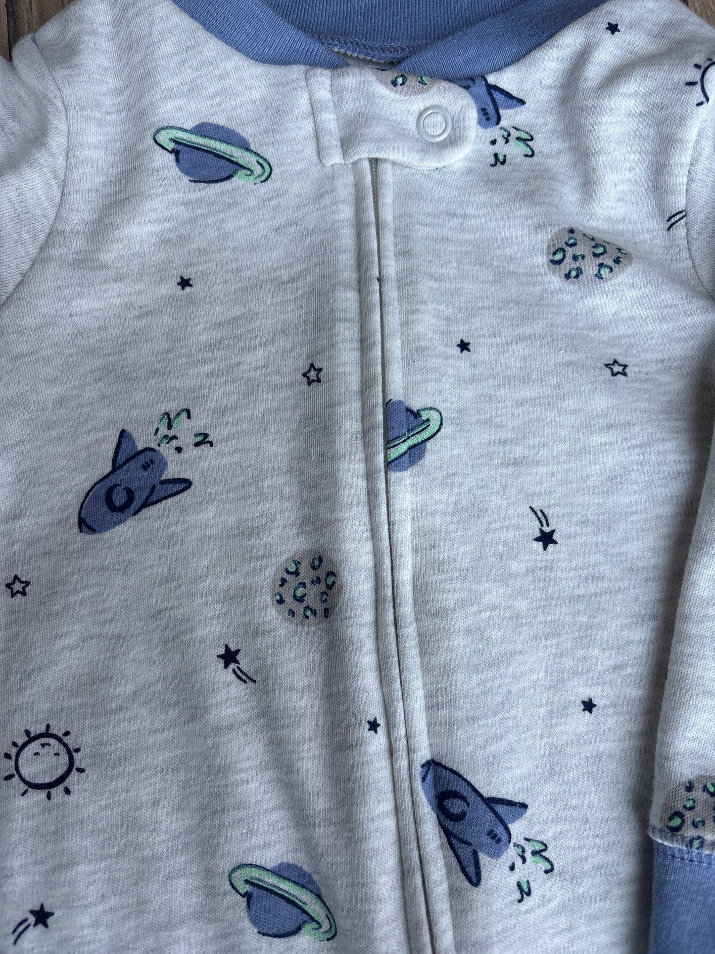 Mameluco para bebé Carter’s gris/azul, estampado de planetas, cohetes y cierre