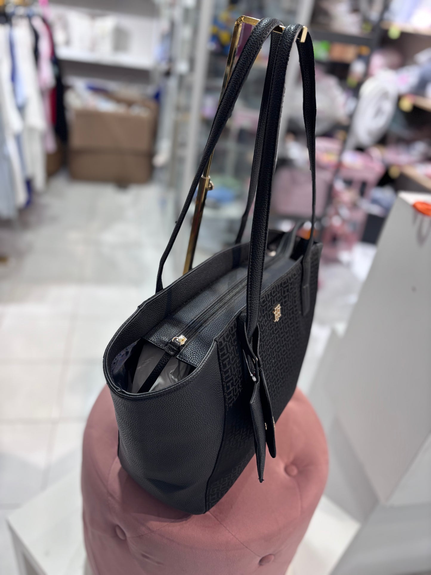 Tote Tommy H negra con monogram y monedero