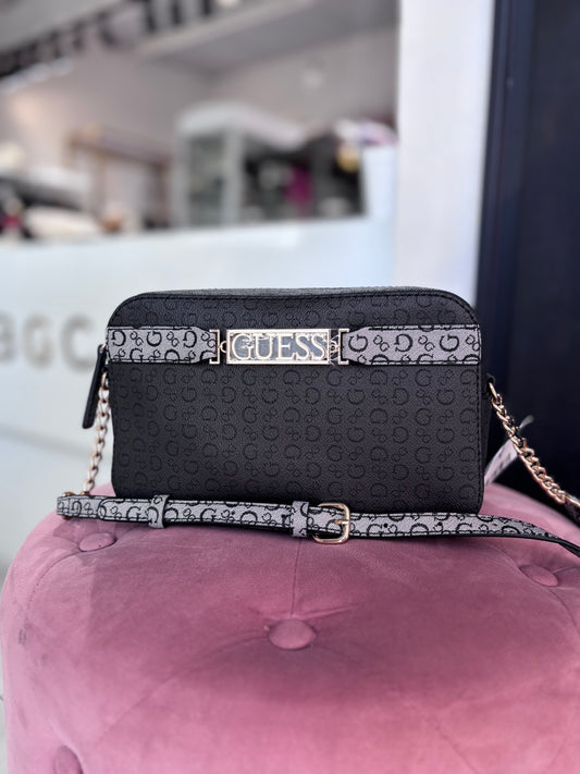Crossbody Guess negra con monogram y placa