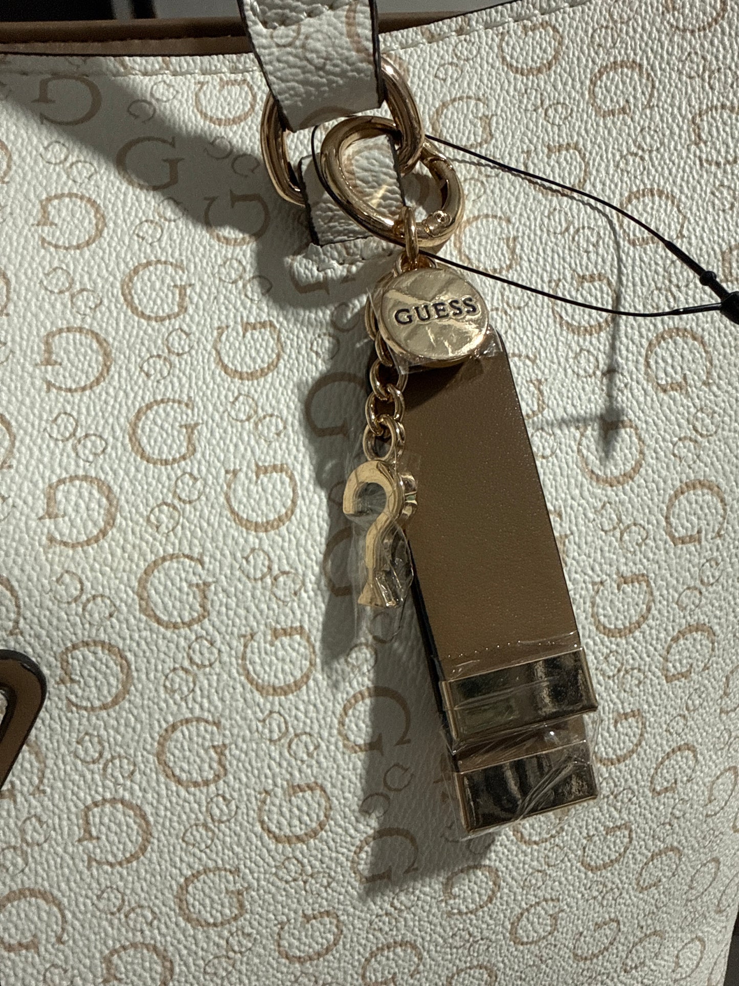 Tote Guess blanca monogram beige raya camel y Charm