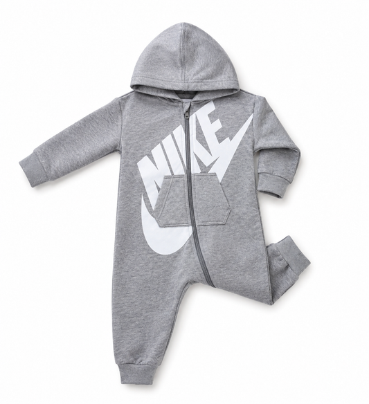 Mameluco Nike gris deportivo letras en blanco con capucha