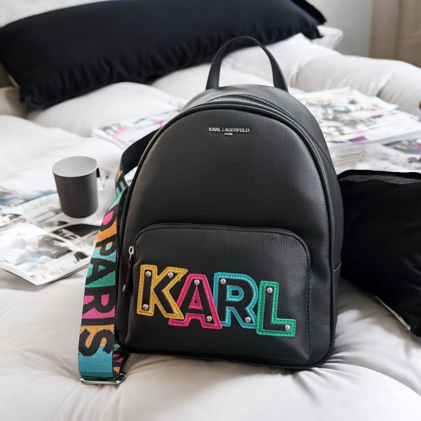 Backpack Karl L negra con letras y strap de colores, placa plateada