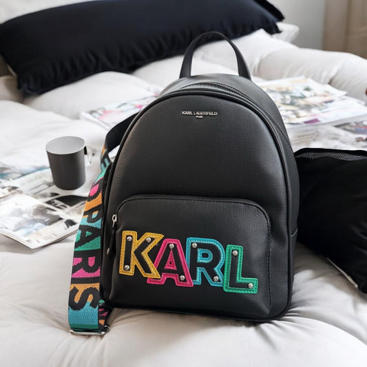 Backpack Karl L negra con letras y strap de colores, placa plateada