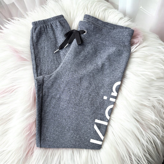Pants Calvin K gris con letras blancas