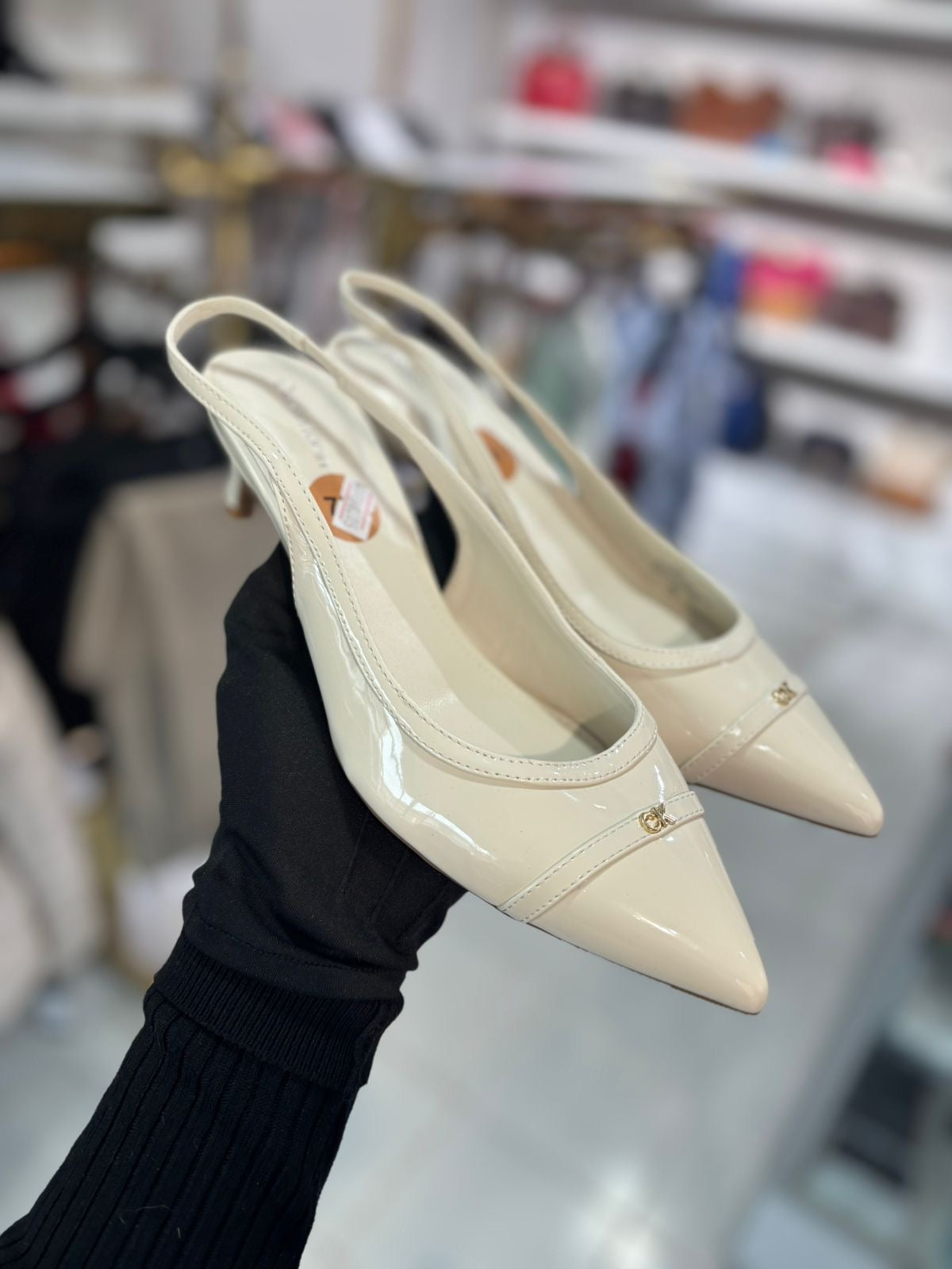 Heel pump Calvin K crema