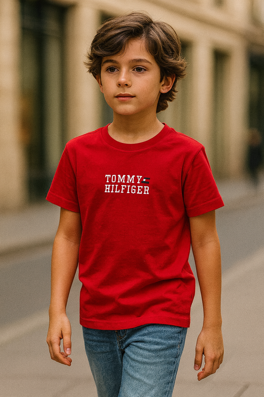 Playera Tommy H roja con letras blancas, para niño