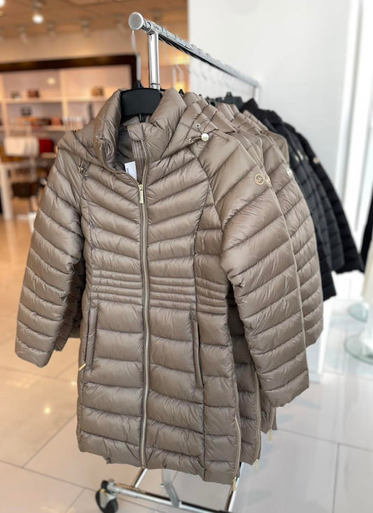 Chamarra Michael k champangne gold cierres en costados, herrajes y placa dorada