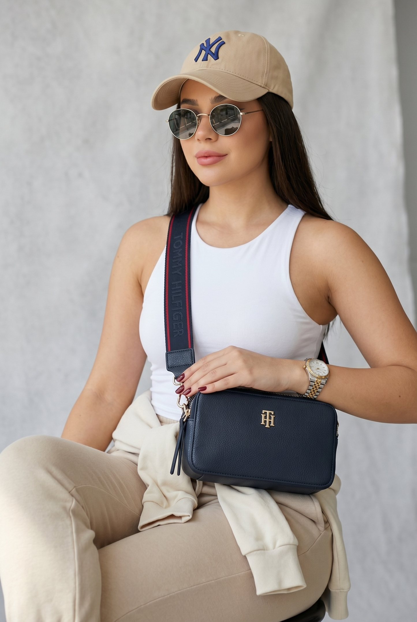 Crossbody Tommy H azul marino strap grabado raya roja