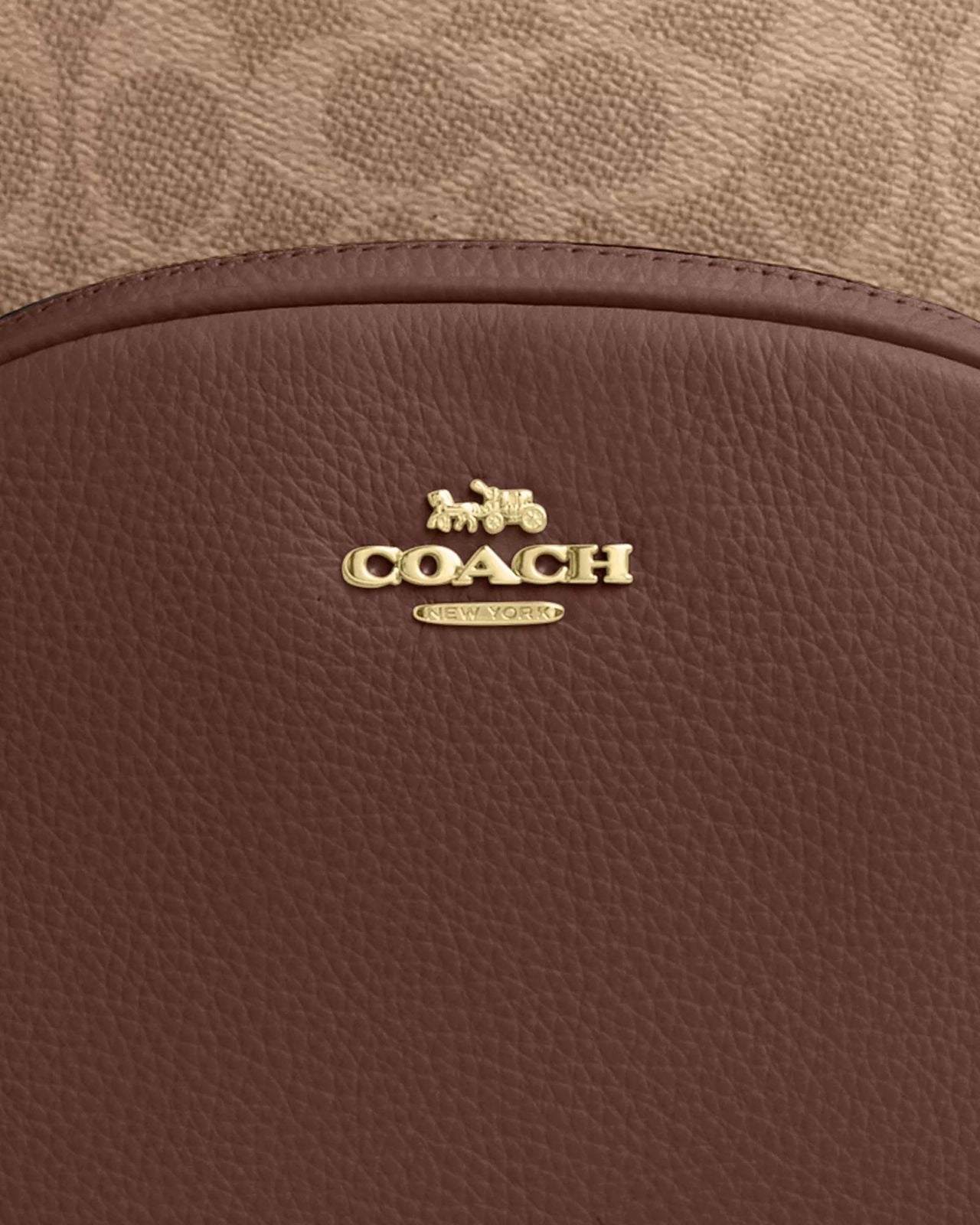 Backpack Coach camel/cafe con canvas y placa dorada