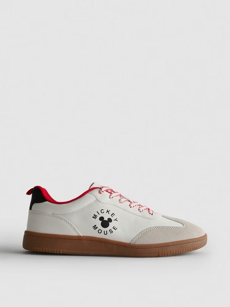 Tenis Primark Disney de Mickey crema con rojo
