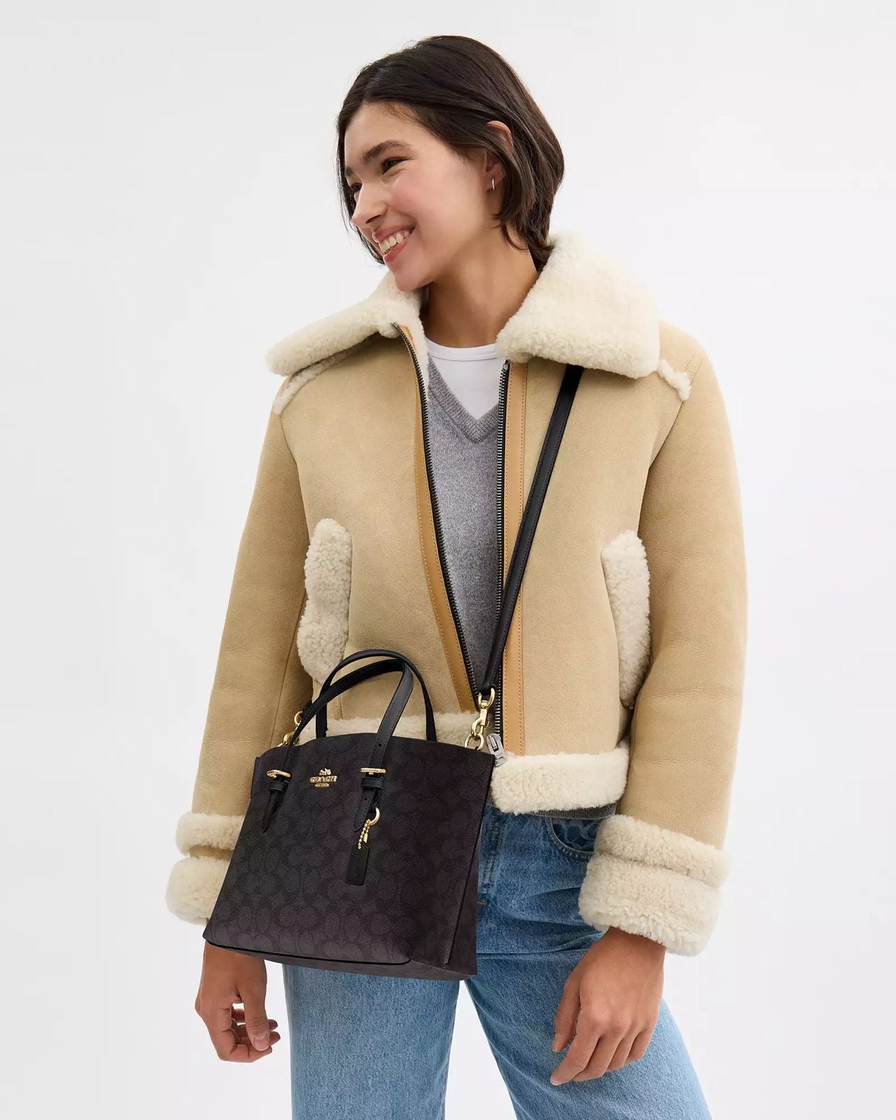 Mini Tote Coach chocolate con canvas en negro, doble strap y placa dorada