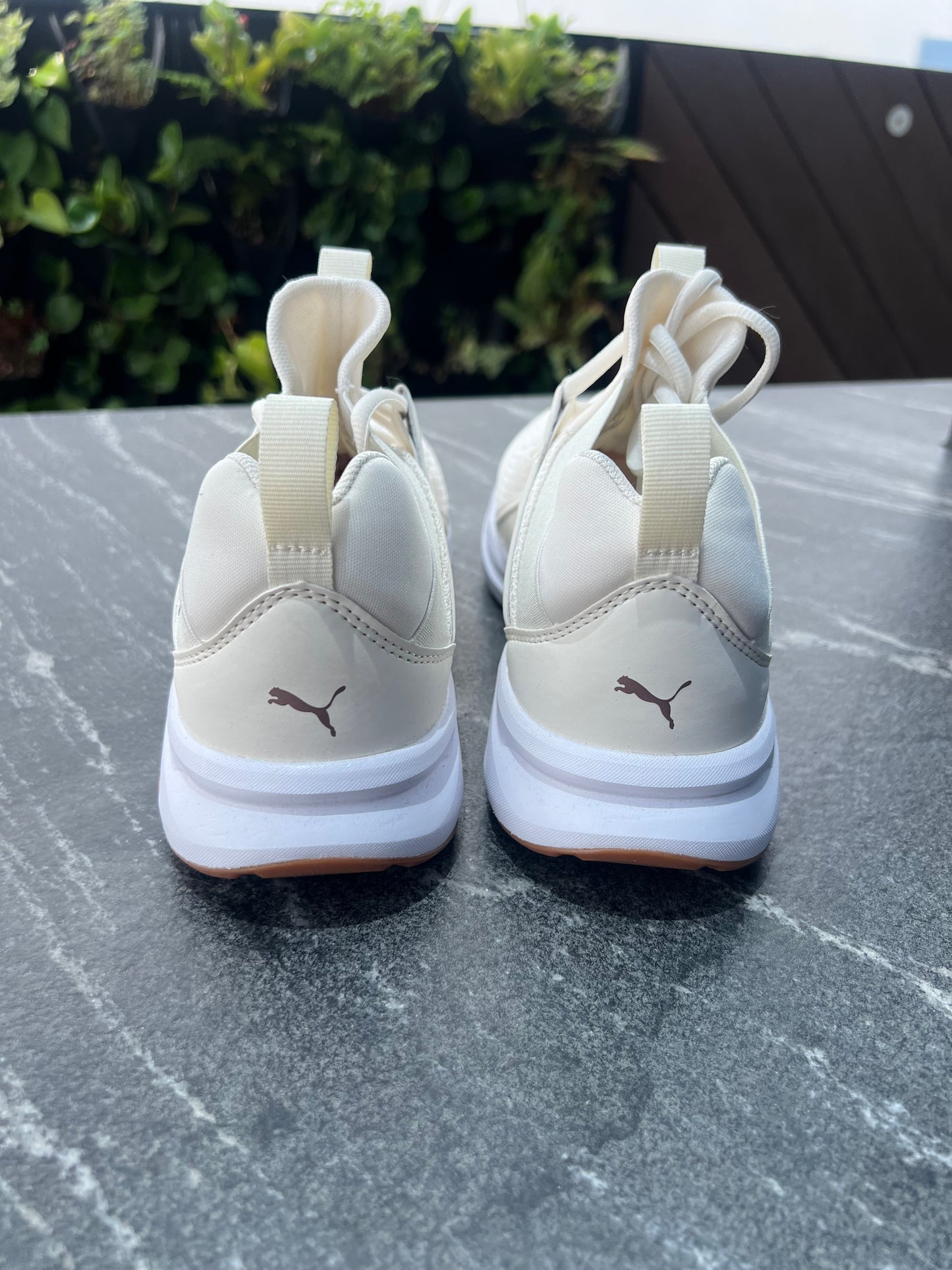 Tenis puma beige con detalles rosa