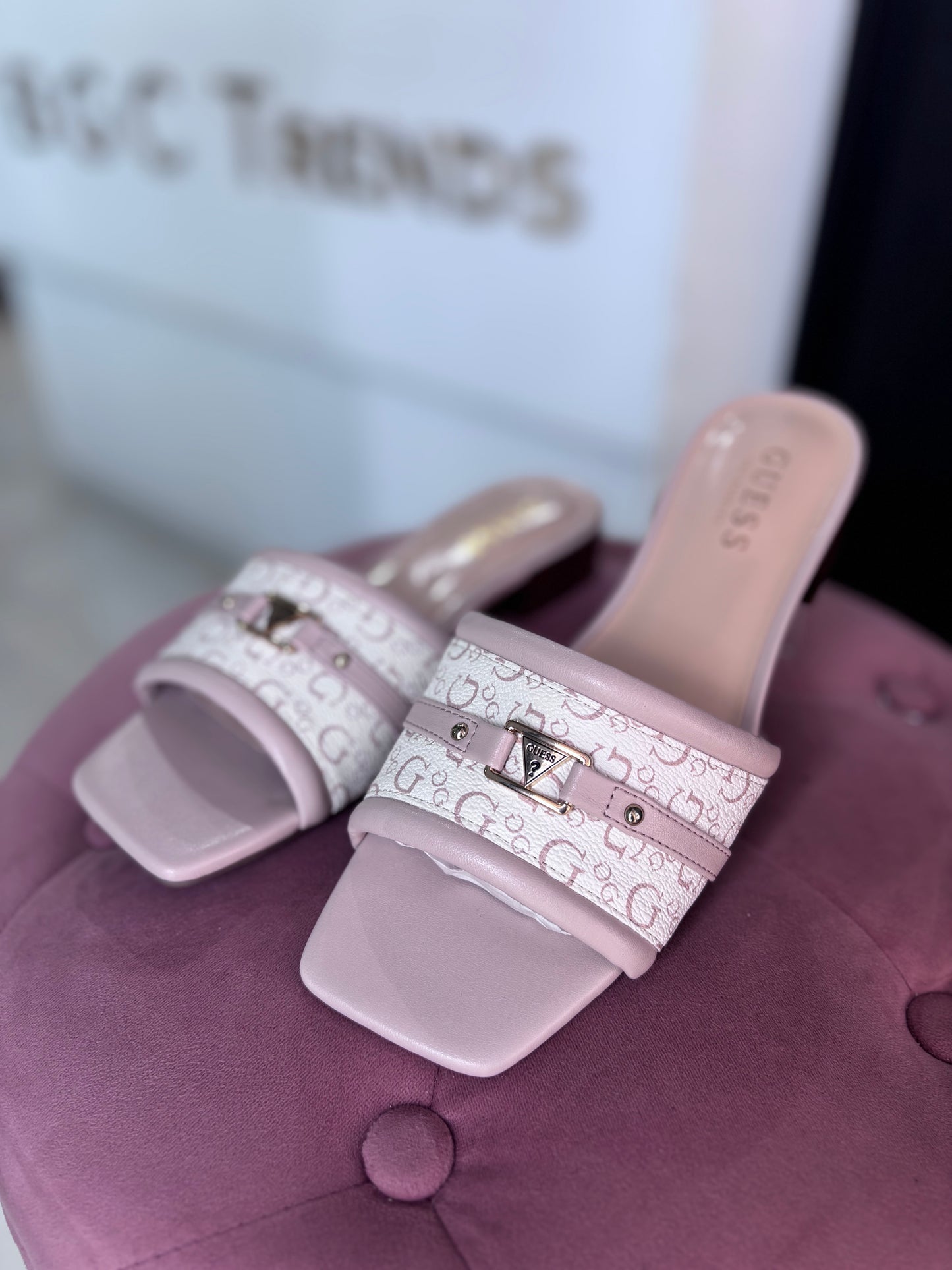Sandalias Guess nude con camel y placa dorada