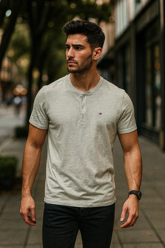 Playera Tommy H beige, cuello con botones y bandera bordada