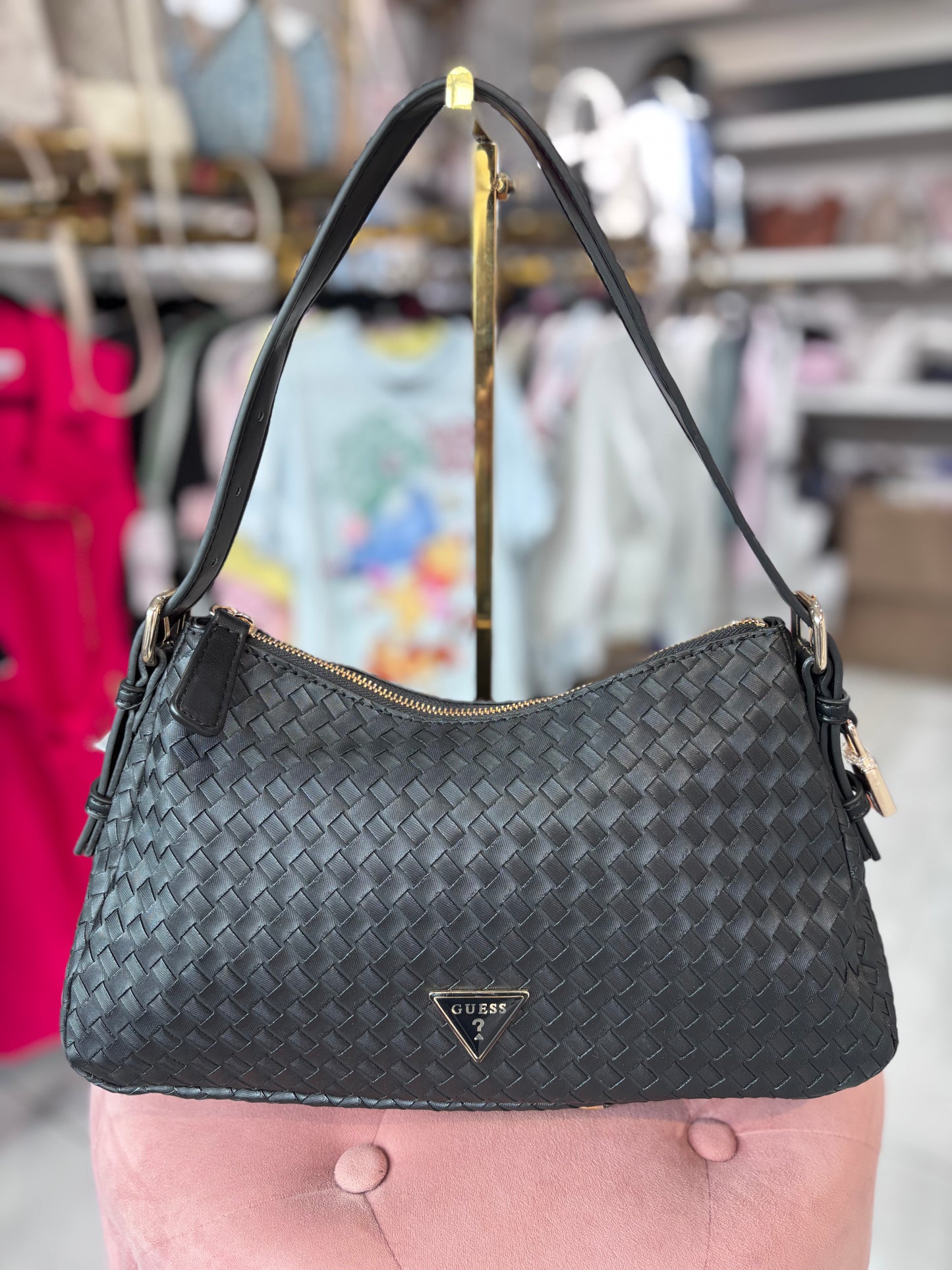 Hobo Guess negra con dije de candado