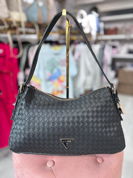 Hobo Guess negra con dije de candado