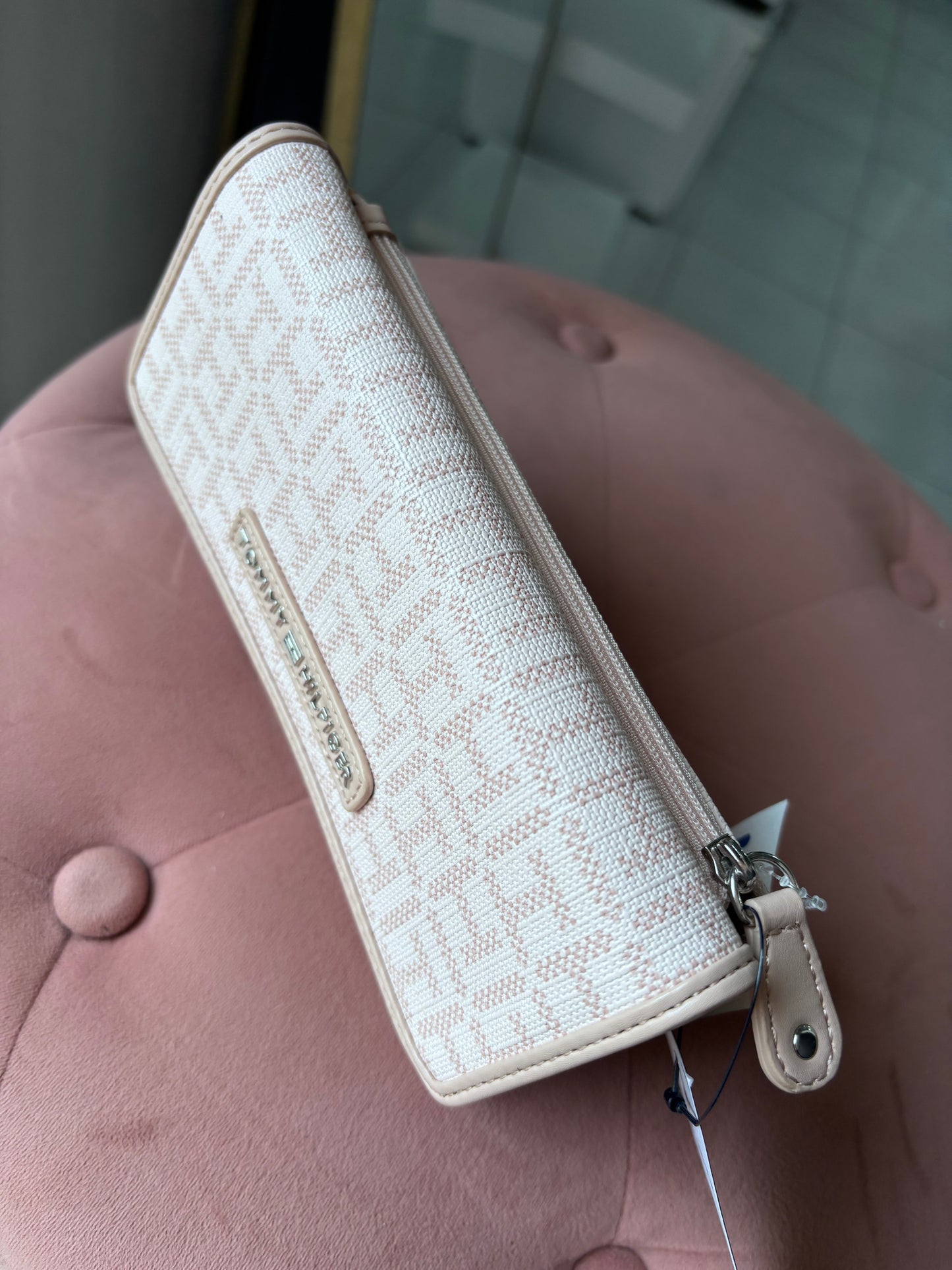 Cartera Tommy H rosa con placa