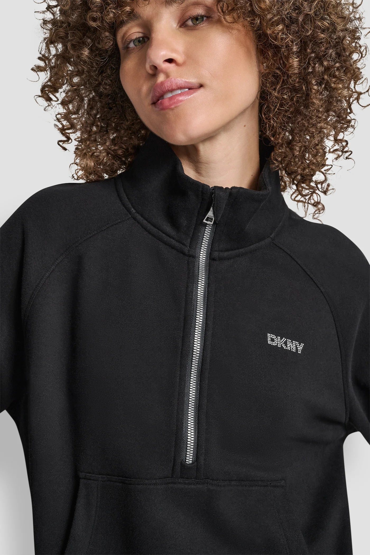 Sudadera DKNY negra, medio cierre letras de brillos