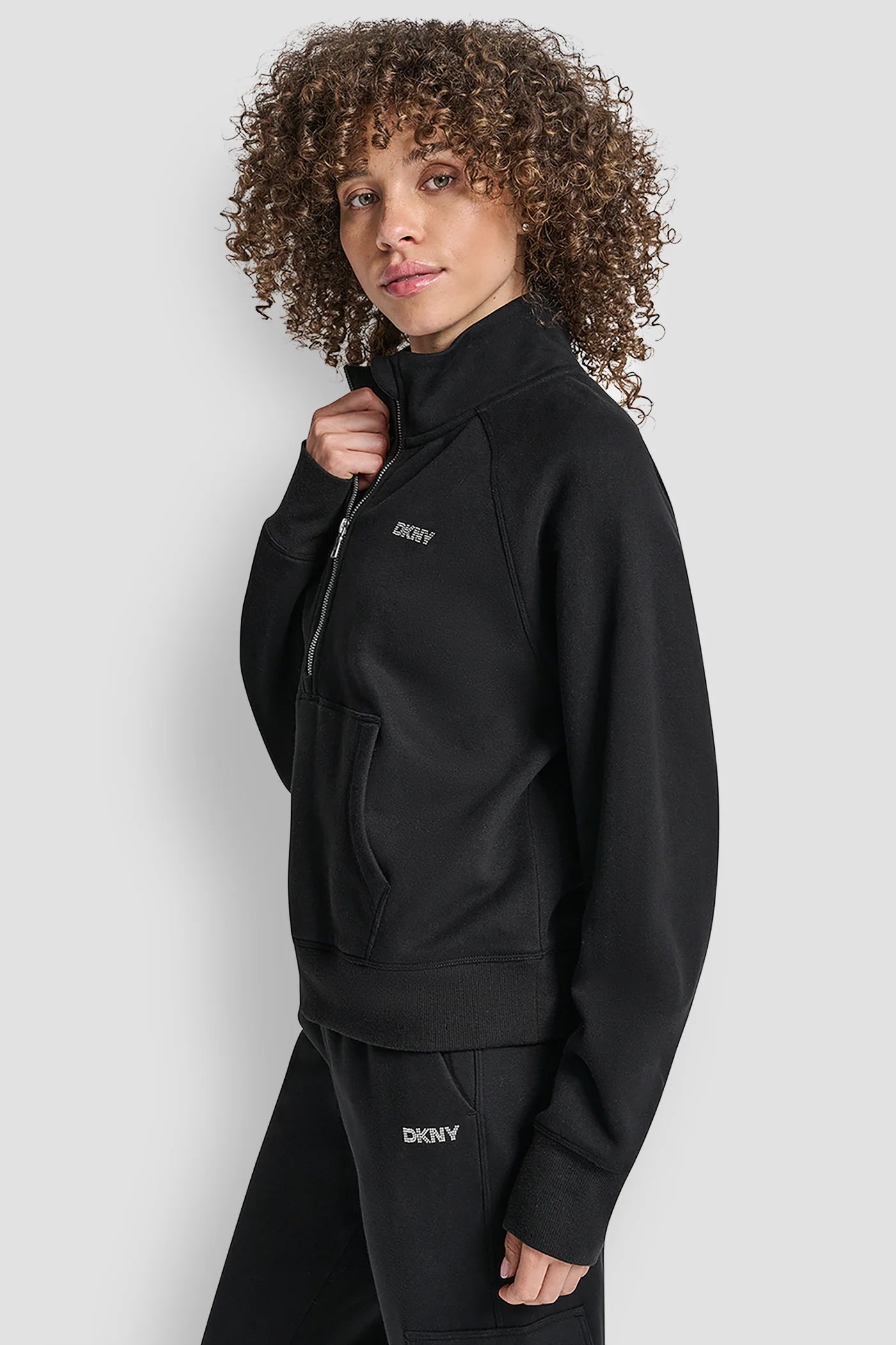 Sudadera DKNY negra, medio cierre letras de brillos