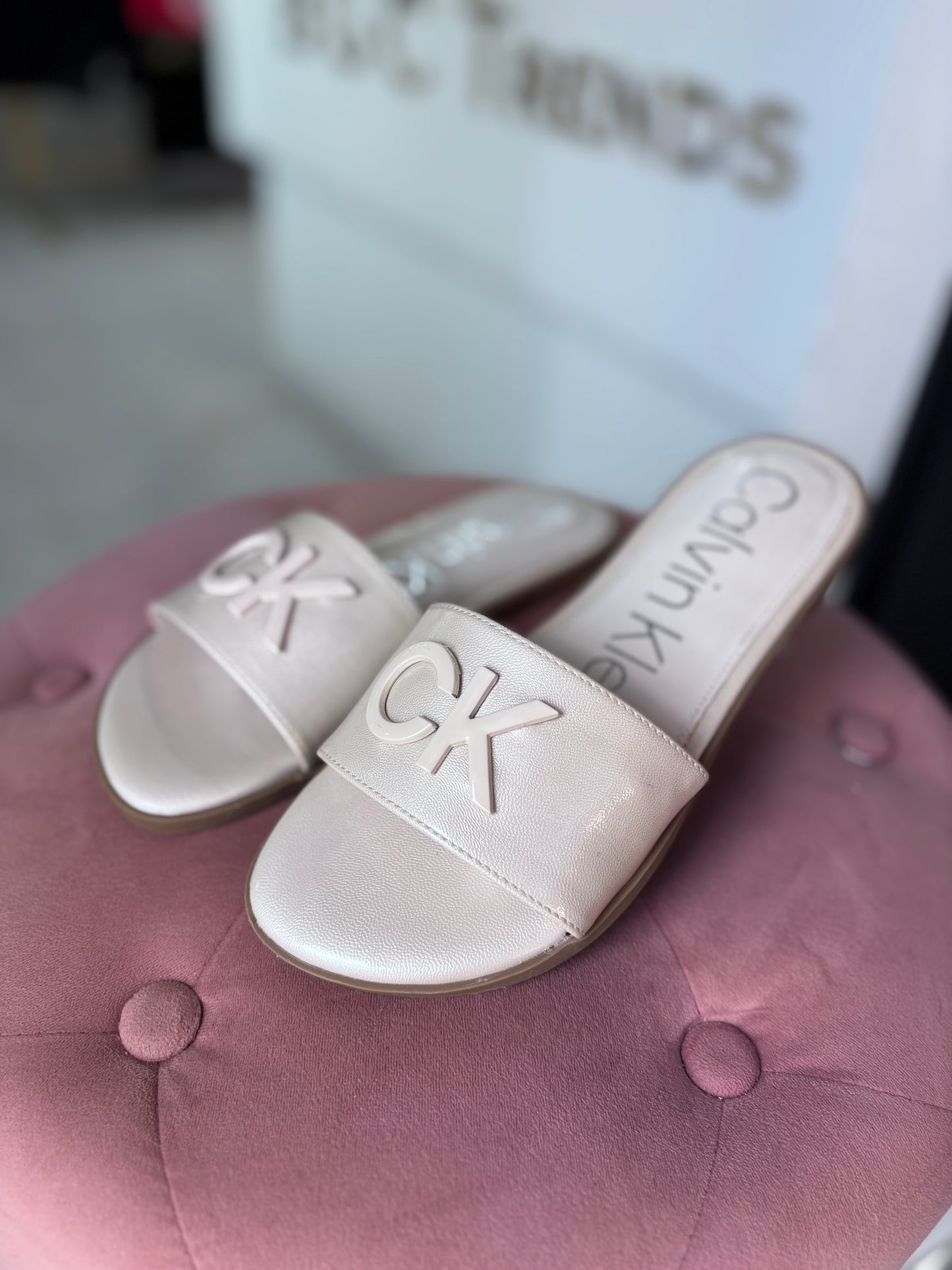 Sandalias Calvin k nude con placa CK