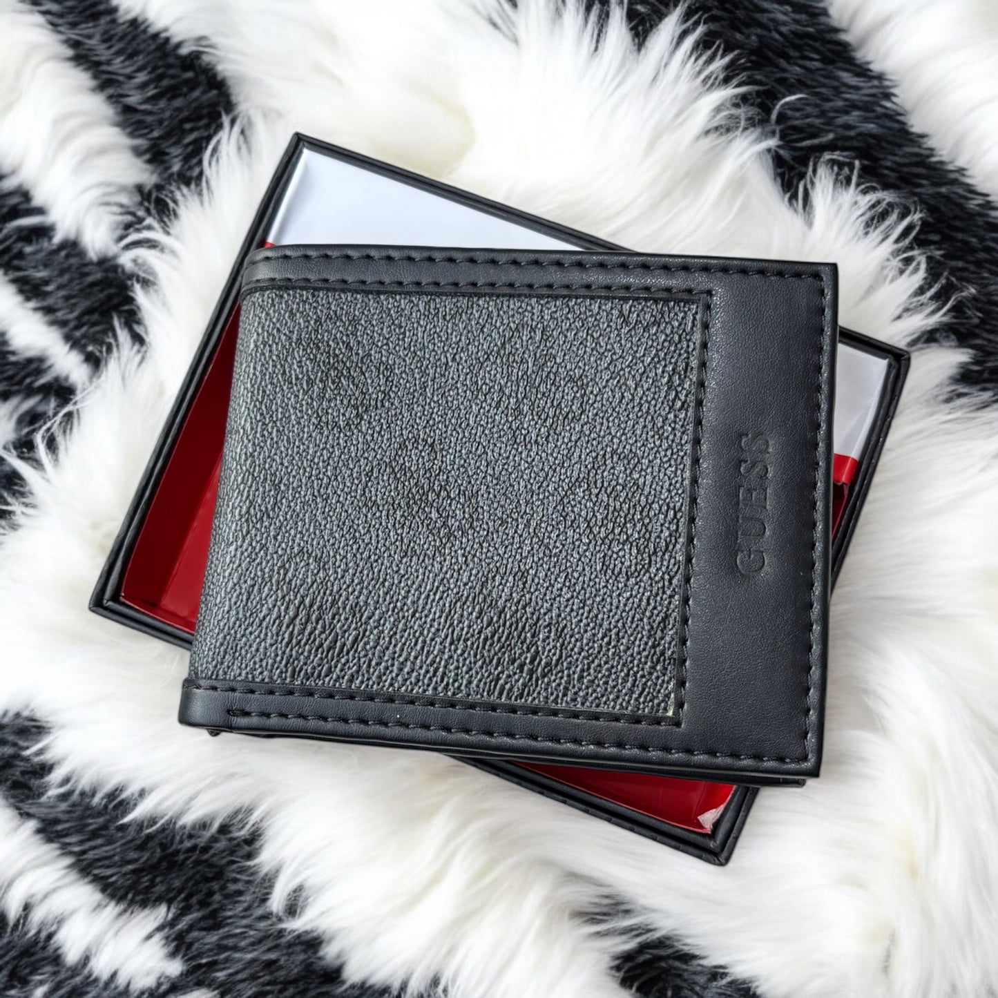 Cartera Guess negra con monogram y letras grabadas para caballero