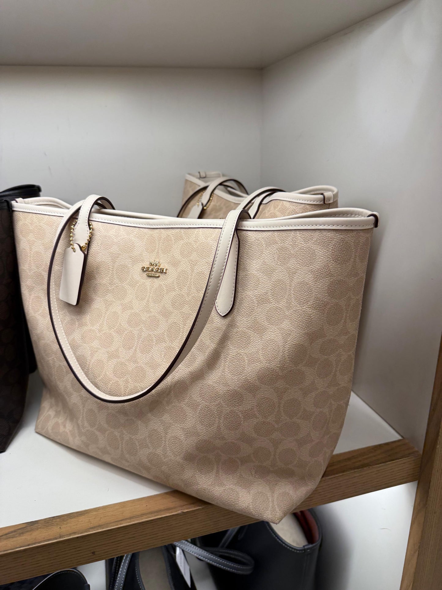 Tote Coach beige, toques en crema con canvas placa dorada